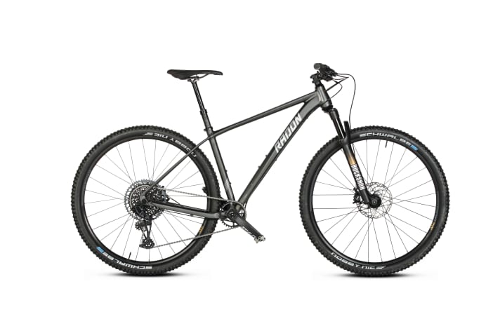  Unser Testbike: Radon Jealous AL 8.0 HD / 12,72 kg (Größe 18'' ohne Pedale) / 104 mm Federweg / 29 Zoll