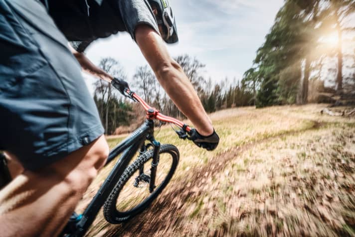 Hände, Füße, Hintern – das sind die Kontaktpunkte von Bike und Biker. Teil 2 unserer Ergonomie-Serie zeigt den Weg zum idealen Cockpit. Seite 48