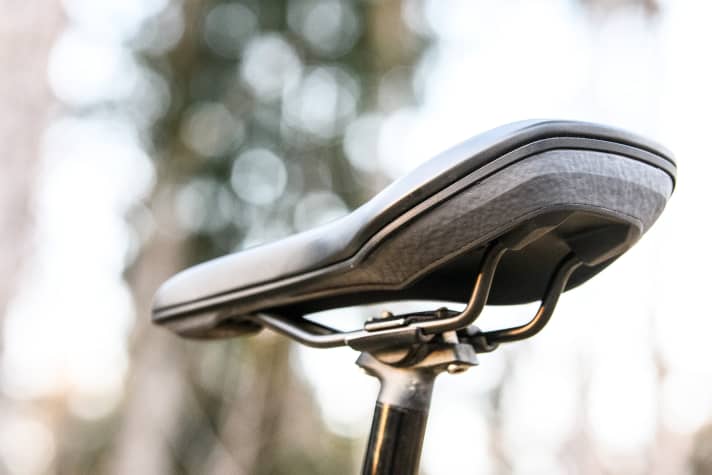   The double-shell construction with Infinergy shock absorber is specially adapted to the lateral rotational movements of the pelvis when pedalling and thus prevents unpleasant load peaks.