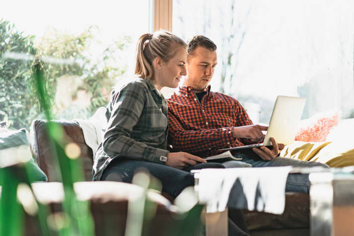 Versender und Online-Shops bieten über ihre Websites oft ausführliche Online-Beratungen an: Das hilft bei der Kaufentscheidung.