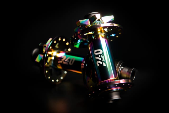   Unter der glitzernden Schale steckt die bewährte Technik, die man von DTs 240er-Naben kennt.