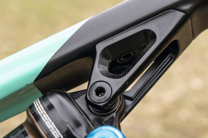   Die vordere Dämpferaufnahme ist zweifach verschraubt und ermöglicht es, unterschiedliche Dämpferlängen zu fahren.