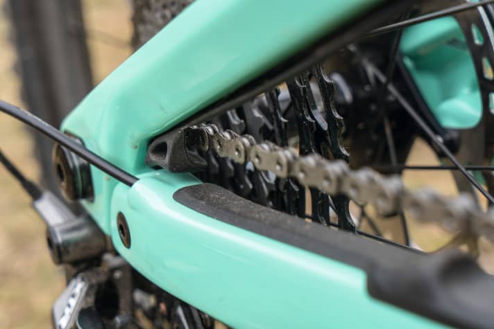   To prevent loud chain slap, all contact points on the chain and seat stays are thickly rubberised.