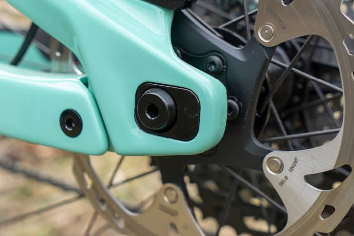   The flip chip on the rear wheel axle changes the chainstay length by ten millimetres. The brake adapter only needs to be rotated to do this.