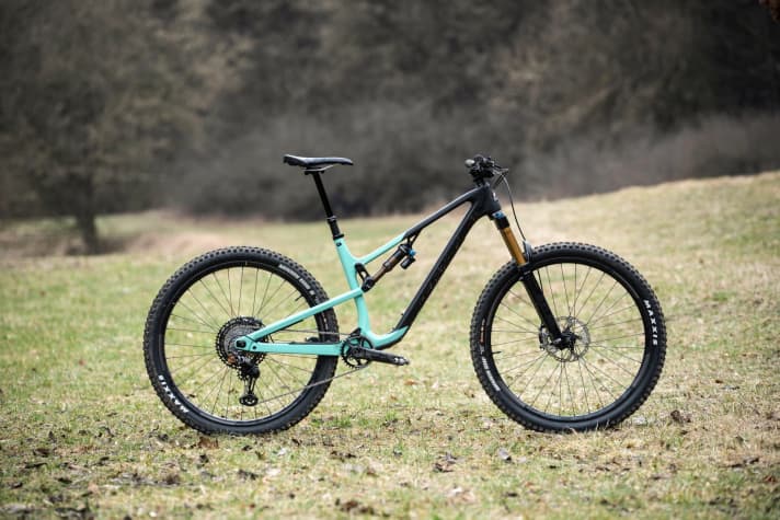   The Instinct Carbon 90 in frame size M weighs 13.6 kilos and comes in the colour variant "Ice Ice Baby/Black", among others.