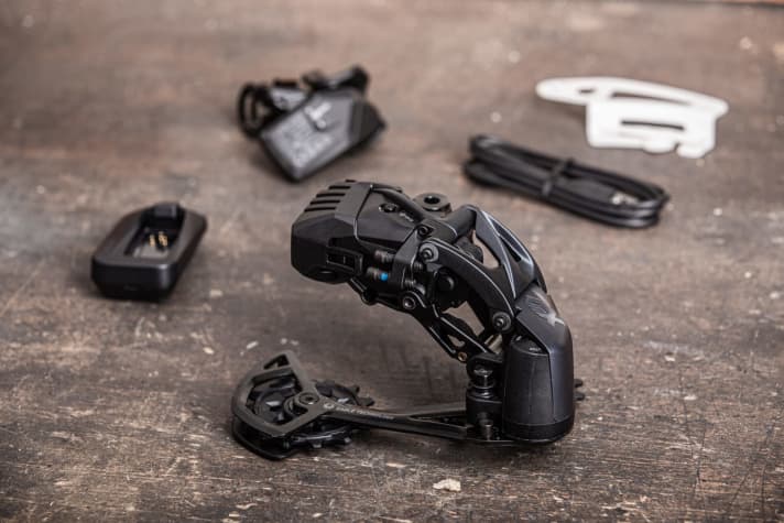 Das GX AXS-Schaltwerk und auch der Controller sind ein nahezu identisches Abbild der XX1 AXS. Der Einsatz einfacherer Materialien macht sie aber deutlich günstiger.