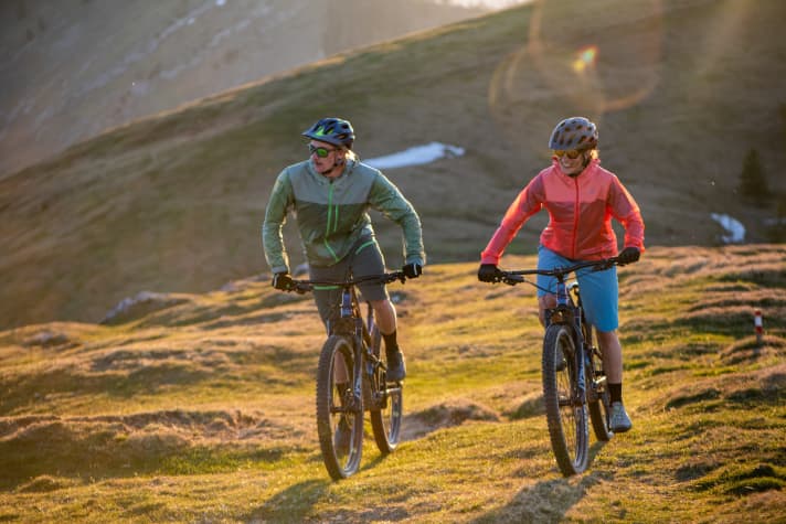 The Hybrid Jacket Flow Trail from Schöffel is available in two colours for women and three for men >> <a href="https://www.awin1.com/cread.php?awinmid=20732&awinaffid=471469&clickref=B+Hybrid+Jacket+Flow+Trail+Schoeffel&ued=https%3A%2F%2Fwww.schoeffel.com%2Fde%2Fde%2Fsearch%3Fquery%3DHybrid%2BJkt%2BFlow%2BTrail" target="_blank" rel="noopener noreferrer nofollow">available here</a> *. | *.