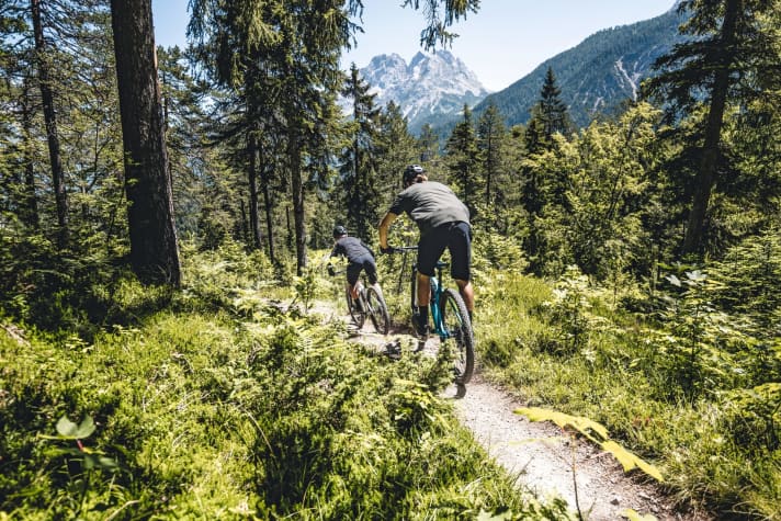   Die Tour über Blindsee Trail und Barbarasteig gehört zu den Highlights der Tiroler Zugspitz Arena.