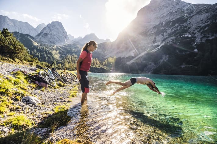   Aussicht auf Abkühlung: Nach schweißtreibender Auffahrt zum Seebensee lockt das Bad in einem der schönsten Bergseen der Alpen. Temperatur: frrrrisch!