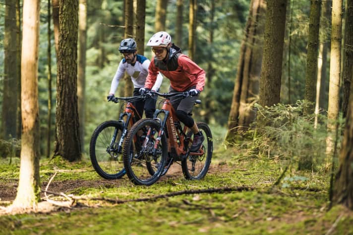   Mit 18 Kilo saust es sich deutlich verspielter durch die Gegend. Klassisches Handling wie beim normalen MTB ist DAS große Plus der leichten E-MTBs. Kunden müssen sich aber genau überlegen, wie sie so ein Leichtgewicht einsetzen wollen. Falsch genutzt, droht Frust im Wald.