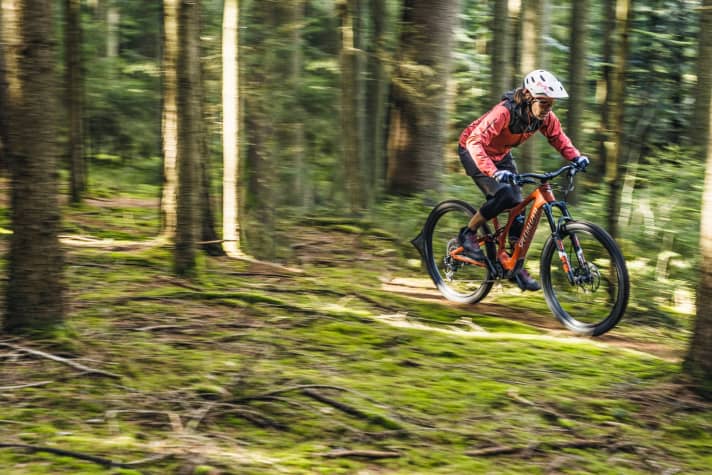   SUPERLEICHTE TRAILBIKES: Kleine Akkus, gedrosselte Motoren, abgespeckte Gewichte, sportliche Outline – diese drei E-Bikes versprechen pures MTB-Feeling.