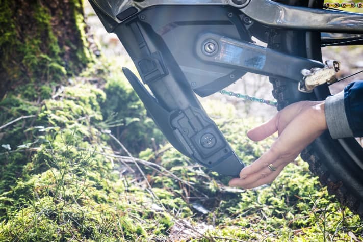   Familiar picture with the battery integration. The 700 mm battery is pulled downwards out of the closed down tube, which is one of the secrets of the low weight. Unfortunately, the battery is too large to be transported in a rucksack.