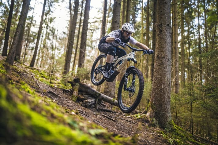   Play and have fun: The new Levo is a downhill rocket with enduro attitude. You'll find a detailed test in EMTB issue 2/2021 - on newsstands from 20 April.