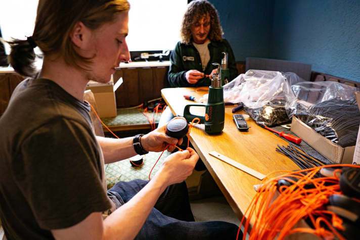 Made in Mittelfranken: Weil das Wirtshaus im Trailcenter Treuchtlingen aufgrund der Pandemie geschlossen bleiben muss, stellen die Mitarbeiter nun das Zugsystem „Kommit“ her.