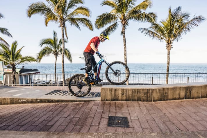   3. stretch your arms at the same time, lifting the front wheel and pulling it over the step. This movement is additionally supported by the suspension rebound.