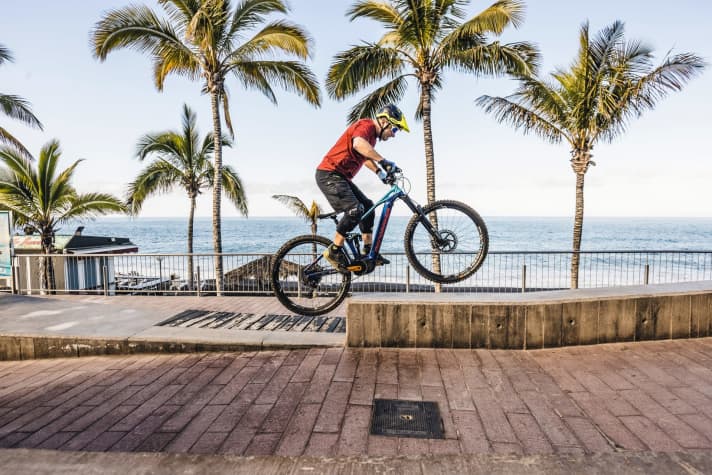   4 Now the body's centre of gravity must be dynamically moved forwards again so that the rear wheel is relieved and also pulled over the edge.