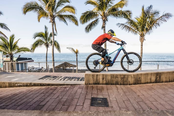   5 Ideally, the rear wheel should touch down a good distance behind the edge of the step. Now return to the starting position and continue pedalling.