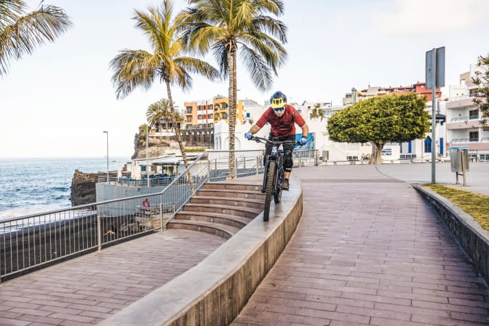   2. Hier wird die seitliche Bewegung eingeleitet. Also: das Körpergewicht zu der Seite verlagern, in die man droppen will. Der Arm zur Fallseite ist dabei leicht ge- beugt, das Bike liegt etwas schräg.