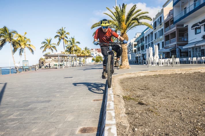   Balanciert wird, indem man das Bike in Relation zum Kör­per­schwerpunkt nach rechts und links schrägstellt. Dadurch ergibt sich ein mehr oder weniger großer Winkel zwischen Körper- und Bike-Achse – das verleiht Stabilität.