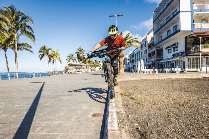   One leg can also be used as a counterweight.