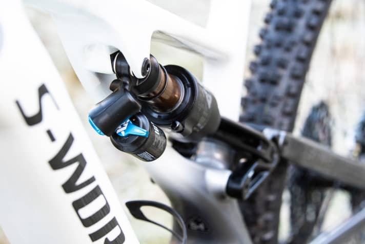   The massive X2 damper from Fox emphasises downhill performance. The previous models had to make do without a reservoir.