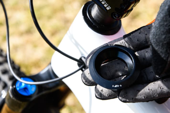   If you insert the supplied bearing shells into the head tube, the steering angle can be split or flattened by one degree.