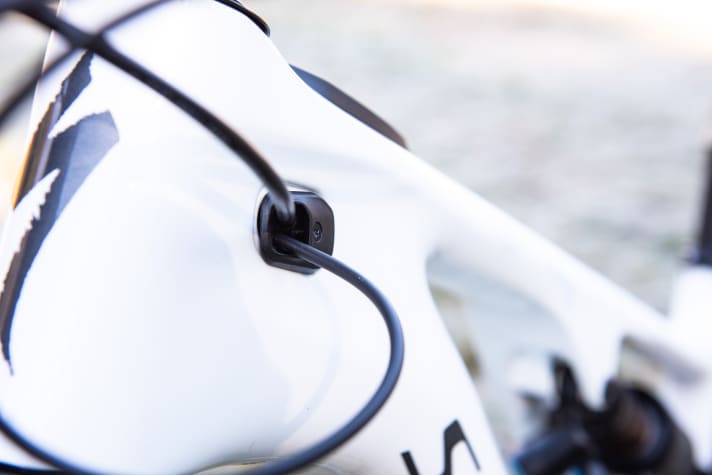   Integrated cable routing through the frame is standard on modern bikes. Unfortunately, the cables on our test bike creaked in their guides when the rear suspension was compressed. This was noticeable and annoying when setting up the bike, but not audible on the trail. Off-road, the bike is pleasantly quiet.