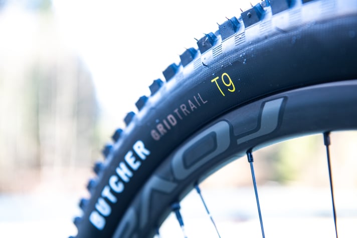   Am Vorderrad sorgt ein Butcher mit klebriger T9-Mischung für volle Abfahrtsstärke durch massig Grip und Dämpfung.