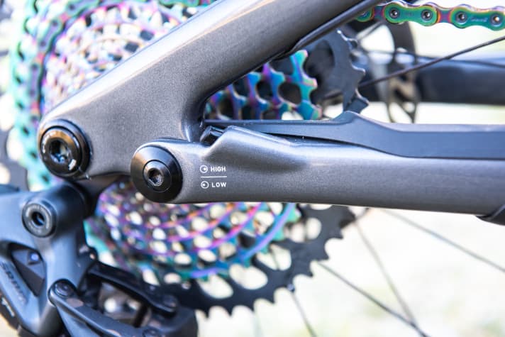   A flip chip in the chainstay raises or lowers the bottom bracket. However, other parameters also change during the change. For example, the chainstays become slightly longer in the lower settings (449 mm, EMTB measurement).