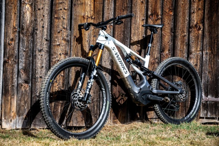 Das <a href="https://luna.r.lafamo.com/ts/i5533923/tsc?amc=con.blbn.497955.507800.14129791&smc=BIKE&rmd=3&trg=https%3A%2F%2Fwww.fahrrad-xxl.de%2Fspecialized-levo-s-works-carbon-p00062608m001" target="_blank" rel="noopener noreferrer nofollow">Specialized Levo S-Works</a> * kostete bei der Neuvorstellung Anfang 2021 schon sportliche 13999 Euro. Mittlerweile muss man sogar 14999 Euro für das Edel-E-MTB investieren. Ein Preissprung von rund sieben Prozent.