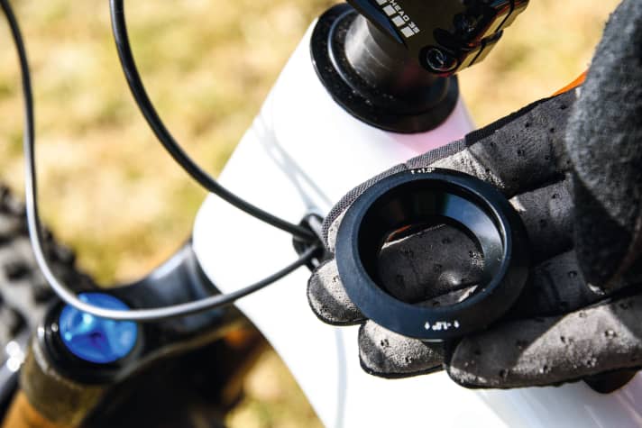   Specialized Levo |  Voll variabel: Mit den mitgelieferten Steuersatzlagerschalen lässt sich der Lenkwinkel um +/– 1 Grad anpassen, das ist ein deutlicher Unterschied. Ein Flipchip an der Kettenstrebe ändert die Tretlagerhöhe, aber auch die Strebenlänge sowie Sitz- und Lenkwinkel.