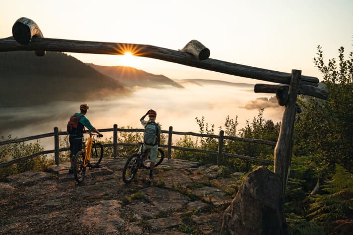   Dream spot for early birds. The trails on the Burgkopf not only offer lots of riding fun, but also great panoramic views. A hot tip for sunrise.
