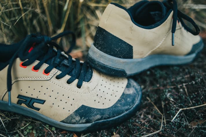   Durable: The Hellion has an extremely resistant plastic layer on the toes and heels. The reinforced toe protects against injuries and bruised toes.