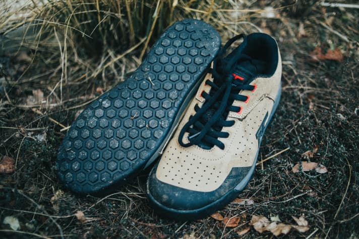   With the new Rubber Kinetics rubber compound and hexagonal tread plots, the Hellion Elite has a secure grip on any MTB pedal.