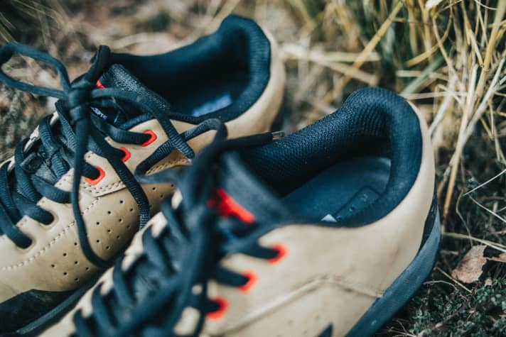   The antibacterial mesh insert on the inside of the Hellion Elite is designed to minimise odour build-up on hot days.