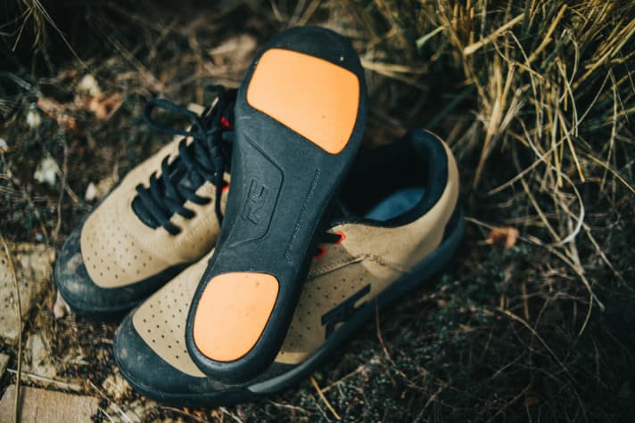   The D3O high-impact zones (orange) absorb shocks and ensure better wearing comfort.