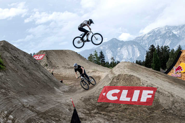   Beim Crankworx Innsbruck 2021 kommen nicht nur internationale Bike-Profis auf ihre Kosten. Das Event bietet auch für junge Gravity-Biker Events zum Mitmachen mit Adrenalingarantie.