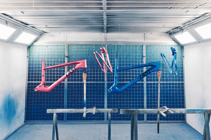   The lightest version of the Cinto frame comes without paint. The mail-order fully is also available in the colours pink and blue. For an extra charge of 599 euros, Last can also produce special colours and complex designs.