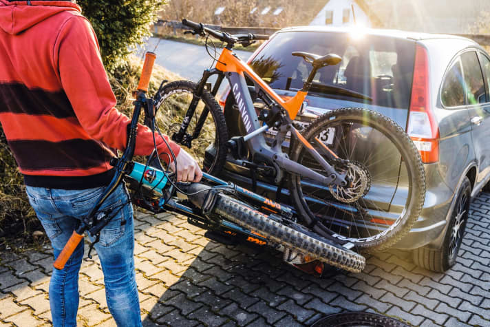 How to: damage-free loading of e-MTBs on the car rear carrier