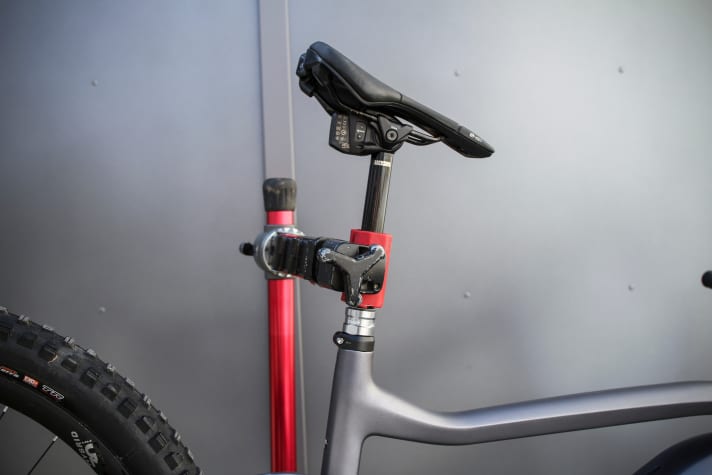 Wer sein Bike im <a href="https://www.awin1.com/cread.php?awinmid=11768&awinaffid=471469&clickref=B+Montagest%C3%A4nder&ued=https%3A%2F%2Fwww.rosebikes.de%2Ffahrradzubeh%25C3%25B6r%2Fwerkzeug-und-wartung%2Fmontagest%25C3%25A4nder%2Fmontagest%25C3%25A4nder" target="_blank" rel="noopener noreferrer nofollow">Montageständer</a> * an der Vario-Sattelstütze klemmt, schützt den Carbonrahmen vor Überlastung. Achtung: Die Klemmung sollte natürlich aus Plastik sein, damit die Gleitfläche der Sattelstütze keine Kratzer bekommt.