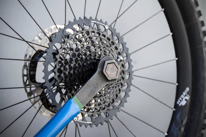 The cassette is tightened again using the cassette tool. With a torque spanner, you do not exceed the 30 Nm usually required.