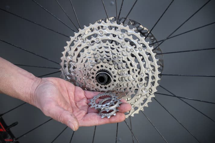 Many cassettes consist of several individual parts. It is essential to maintain the correct sequence of sprockets and spacers.