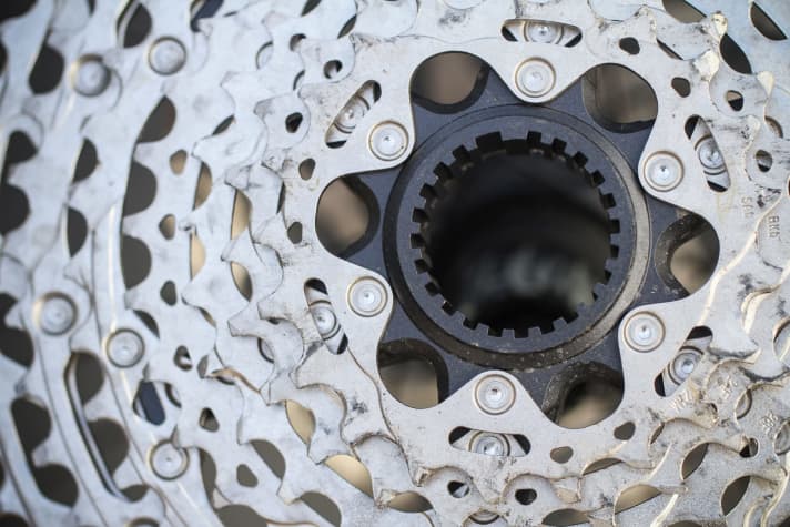 The gearing on the freewheel is not symmetrical! Take a close look to prevent incorrect mounting of the cassette.