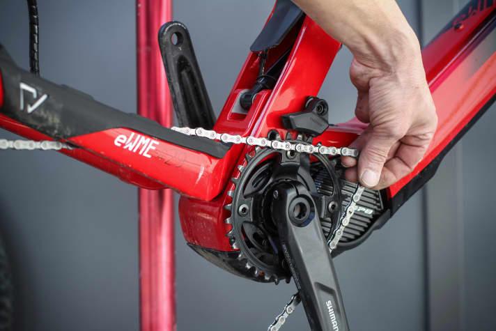 Die Kettenführung lösen und die Kette abnehmen.