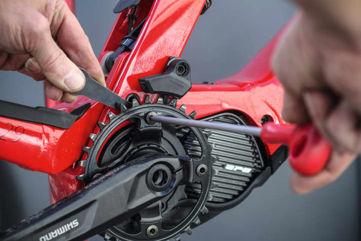 The chainring bolts can be loosened with two Allen keys. The rear Allen key is only used to hold the chainring.