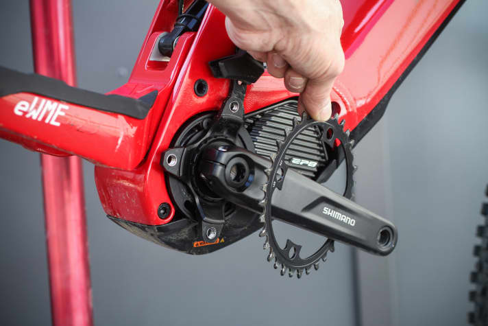 As soon as the bolts are loosened, the chainring can be removed from the crank.