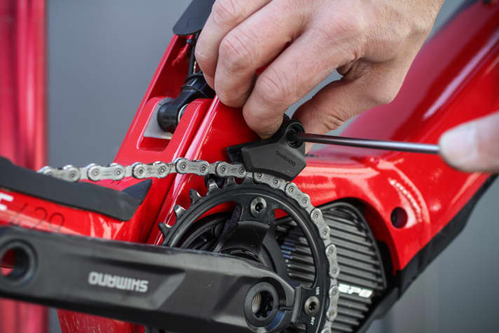 Finally, put the chain back on and fit the chain guide.