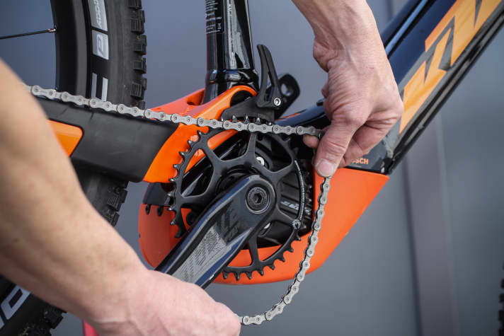 Zuerst die Kette abnehmen. Dafür muss oft die Kettenführung (falls vorhanden) gelöst werden.