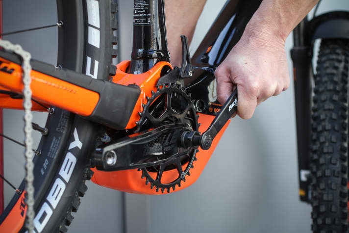 Use the press-out tool or a hexagon socket spanner to remove the crank.