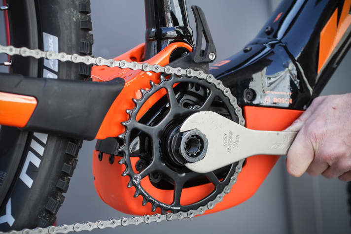 Use a suitable tool to loosen the chainring lock nut.